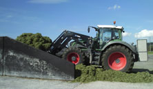 Fendt Vario 818 beim Silo walzen