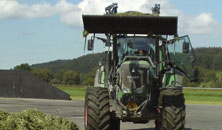 Fendt Vario 818 beim Silo walzen