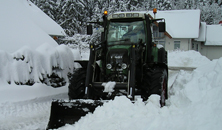 Abtransport großer Schneehaufen im Wohngebiet