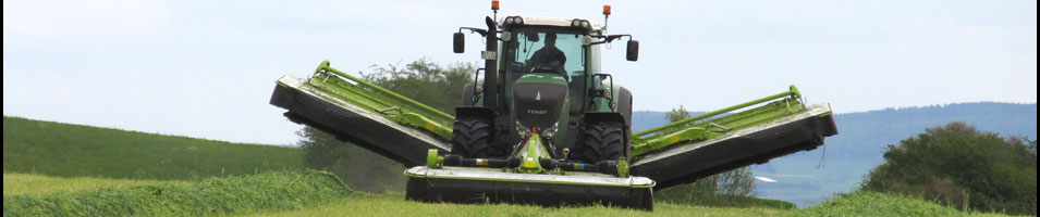 Fendt 924 Vario mit John Deere 488 Mähwerk.